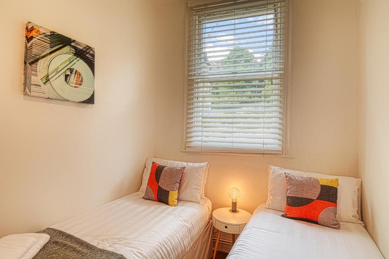 2 Bedroom Apartment In Bath City Centre With Garden & Free Parking Екстер'єр фото